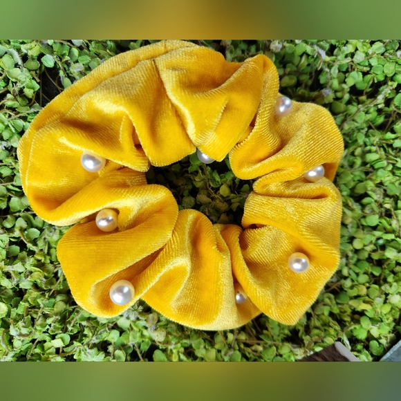 LELE SADOUGHI Bright Yellow Velvet White Pearls Stretchy Hair Scrunchie L 4" NEW - Picture 5 of 6